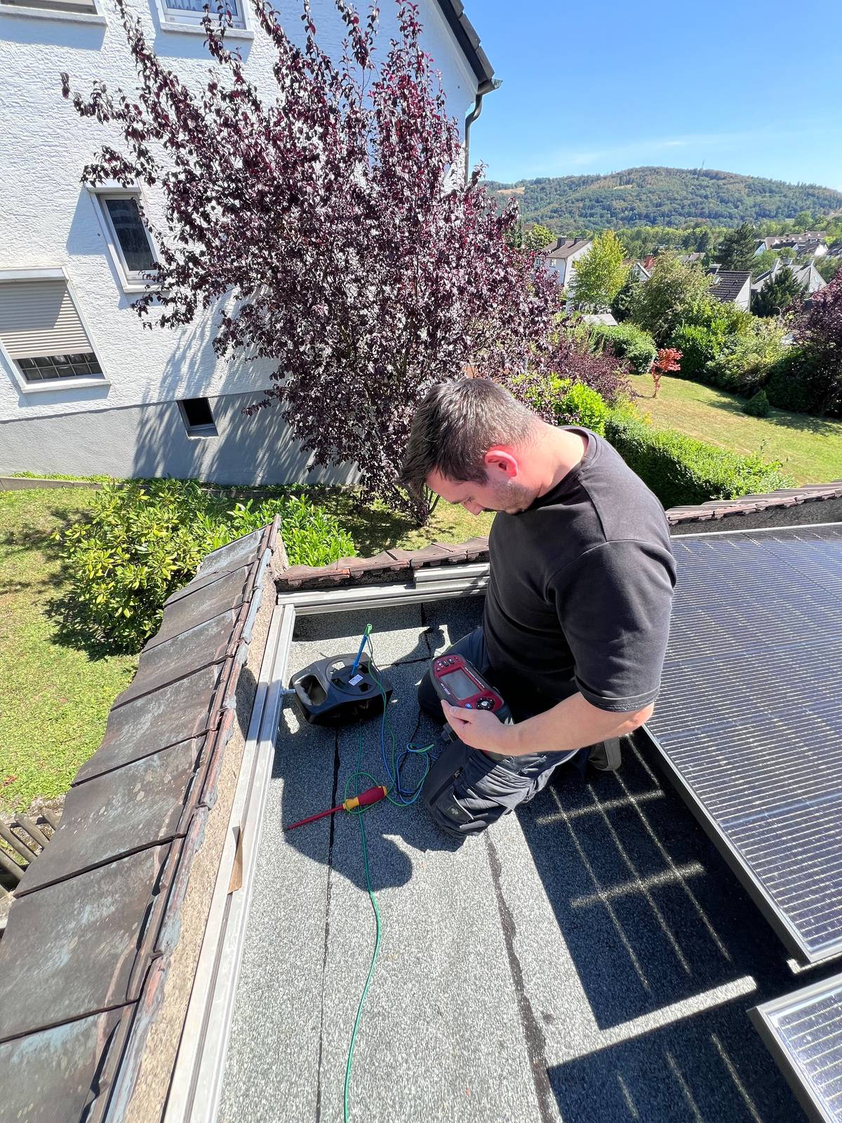 Messung an einer Photovoltaikanlage auf dem Dach