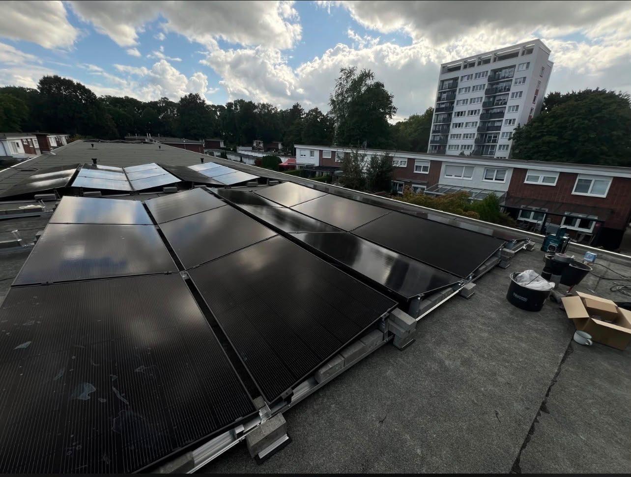 Aufgeständerte Photovoltaikmodule auf einem Flachdach